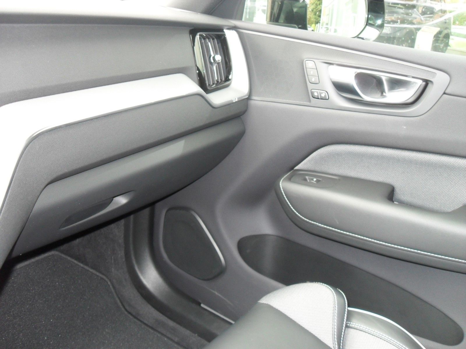 Fahrzeugabbildung Volvo XC60 T6 Plus Dark | AWD | 21er | Licht