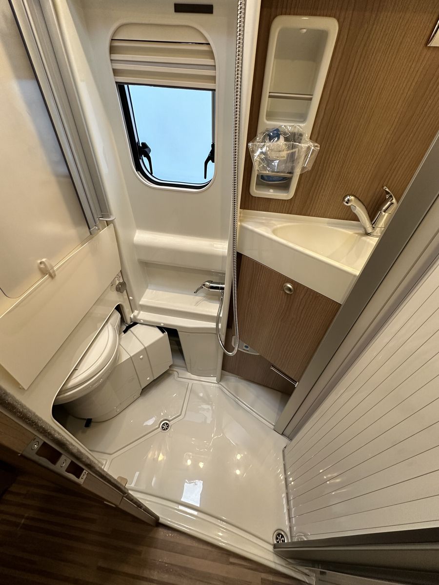 Fahrzeugabbildung Malibu Van first class - two rooms 640 LE RB Lithium