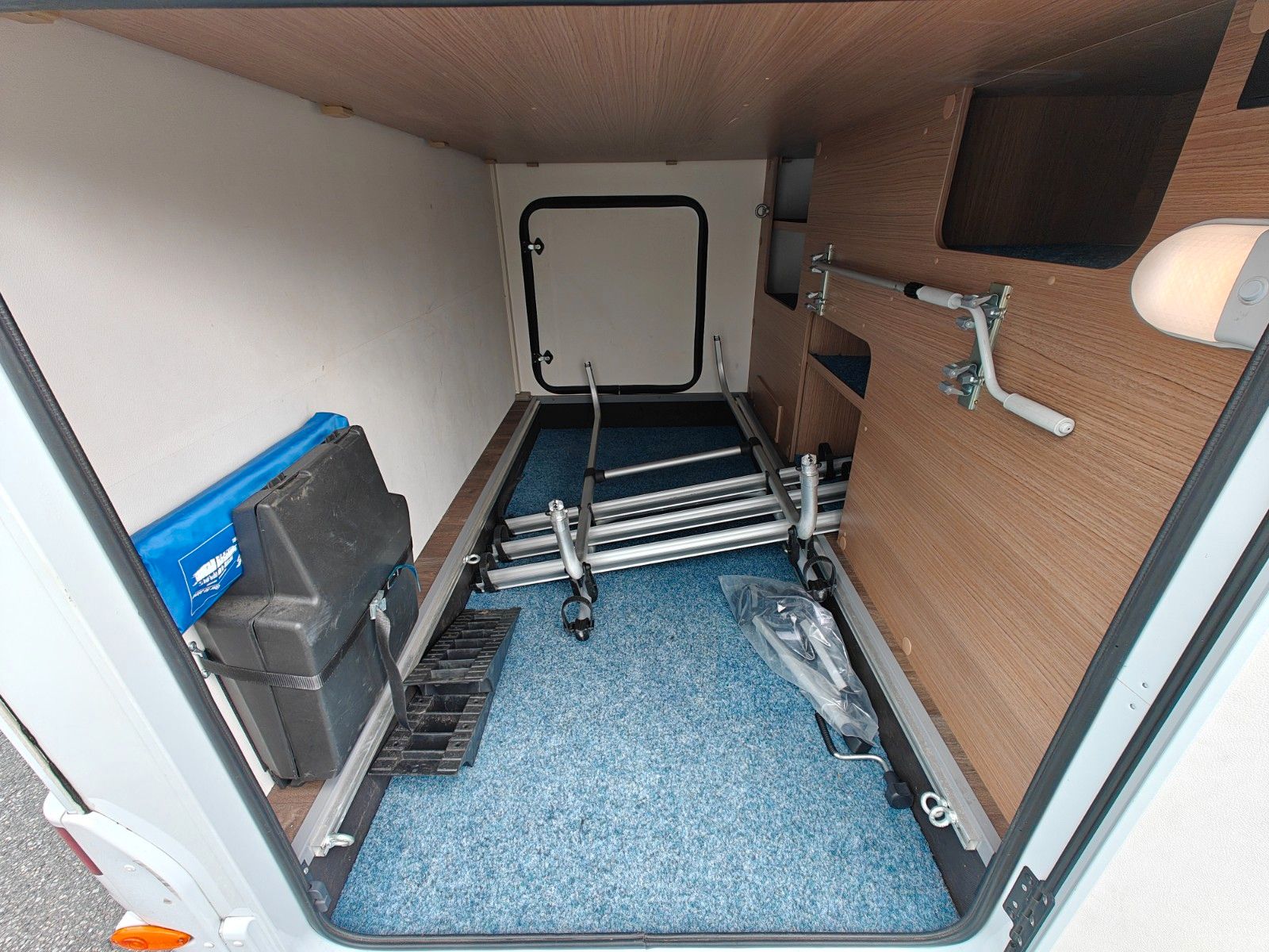 Fahrzeugabbildung Carado T-447 - Solar, SAT, TV, Markise, Einzelbetten -