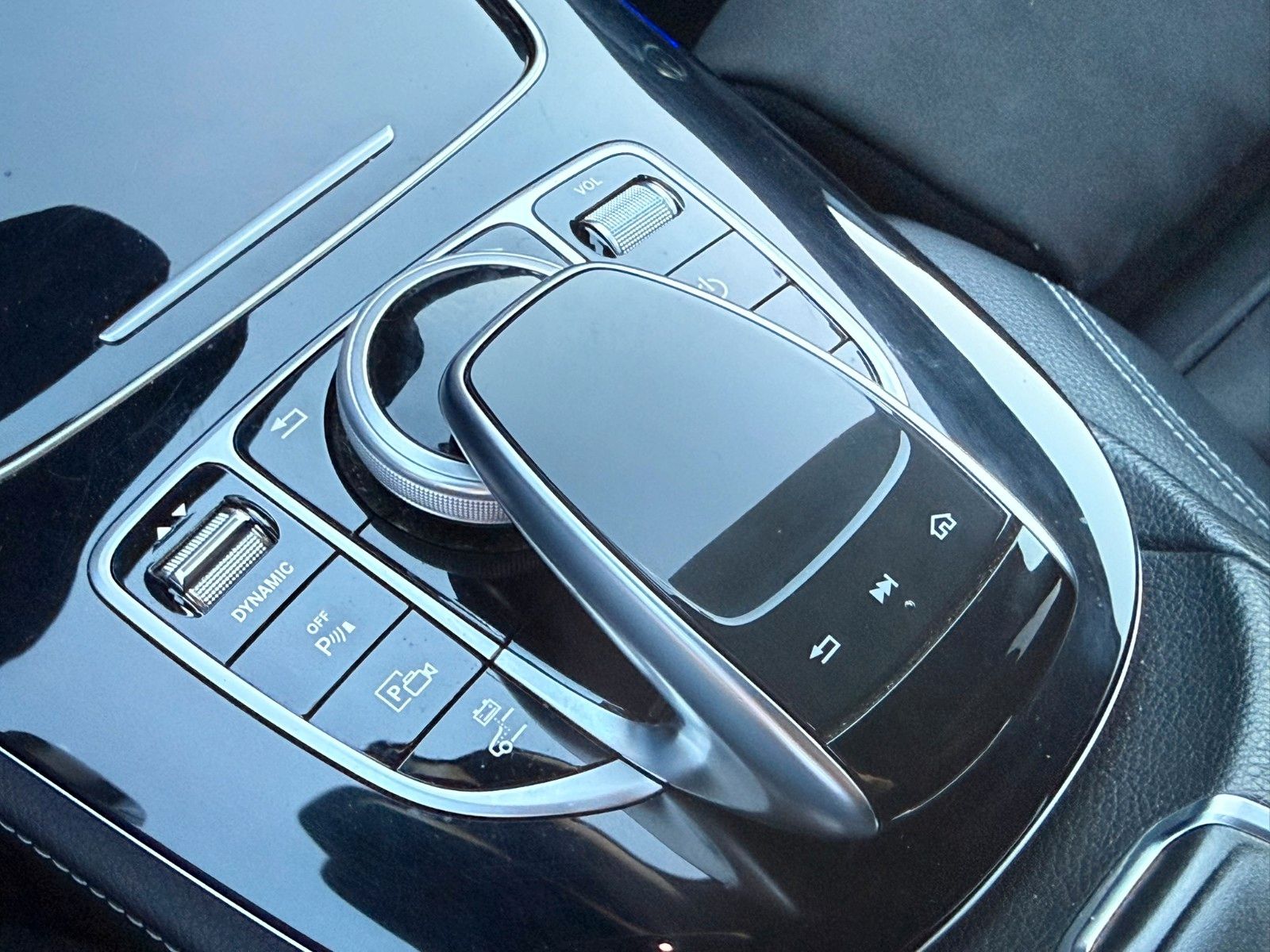 Fahrzeugabbildung Mercedes-Benz E 300 de T AMG+DISTRONIC+LENKASSI+360°+AHK+AMBIE