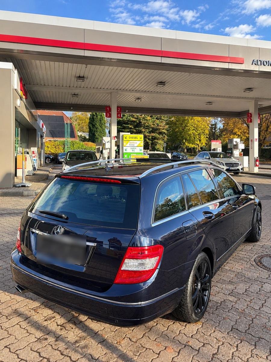 Mercedes-Benz C220 2009 — rear view