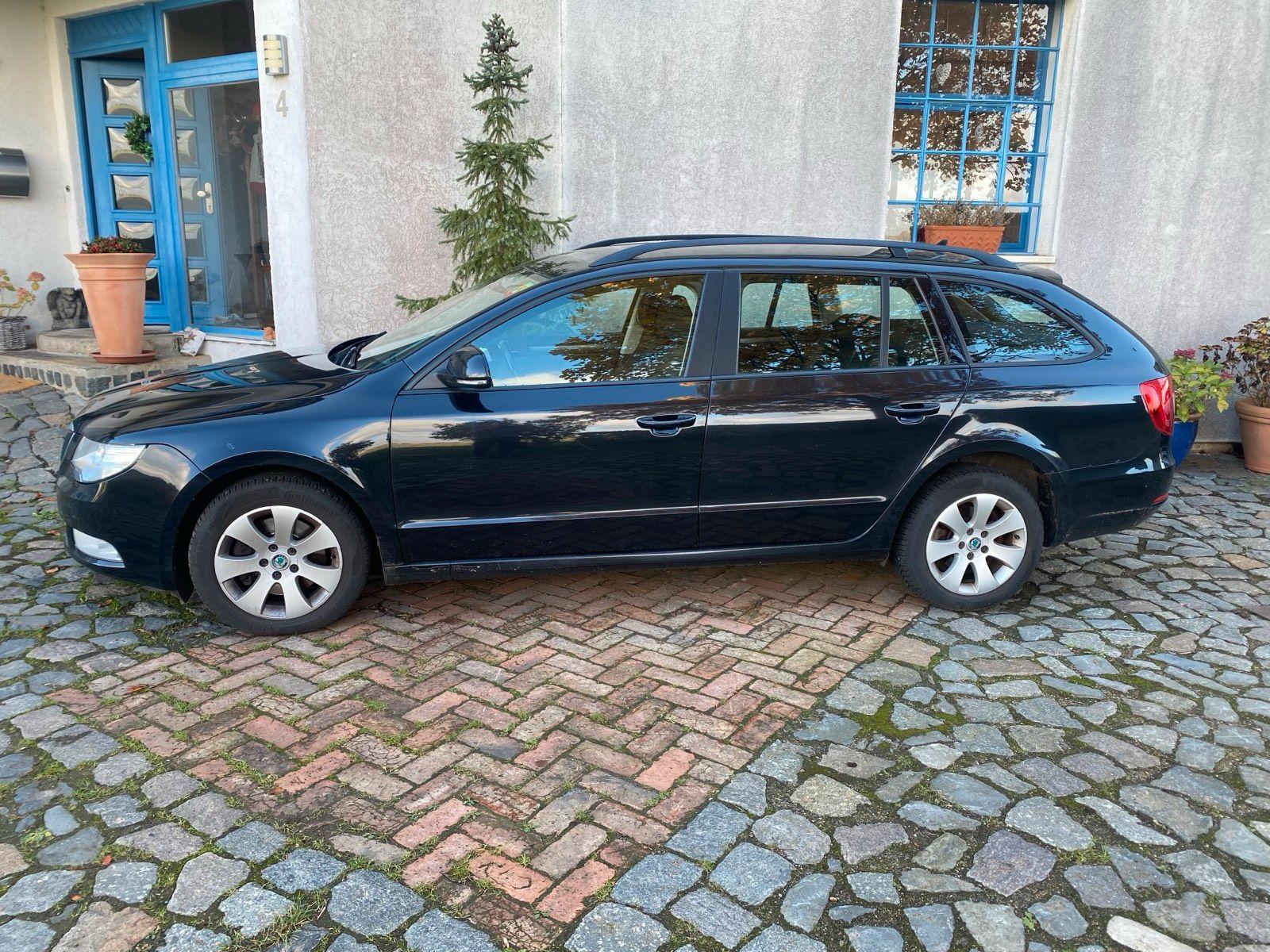 Skoda Superb 2011 — interior