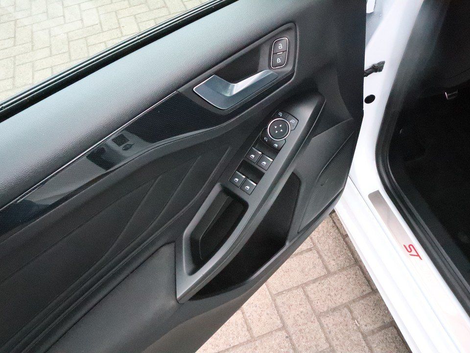 Fahrzeugabbildung Ford Focus Turnier 1.5 ST-Line AHK NAVI ACAA SHZ KeyL