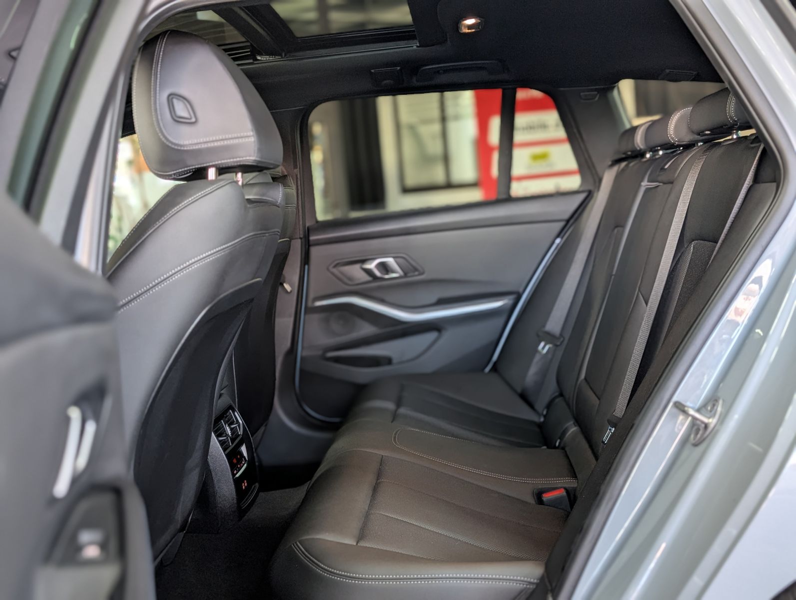 Fahrzeugabbildung BMW 320 d xDrive M Sport SHADOW PANO ACC KAM AHK LED