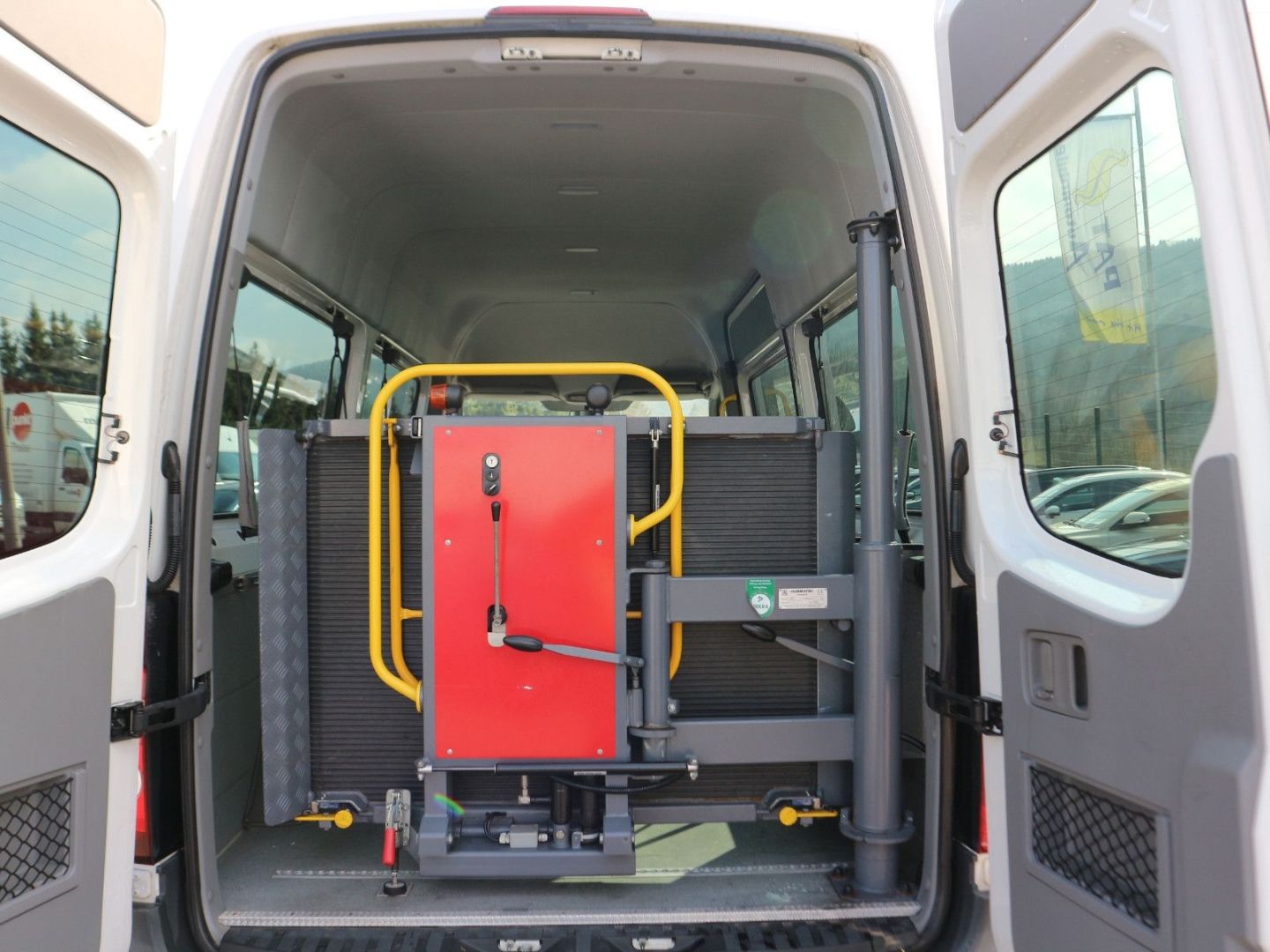 Fahrzeugabbildung Volkswagen Crafter 35 Behindertengerecht Rollstuhl-Rampe