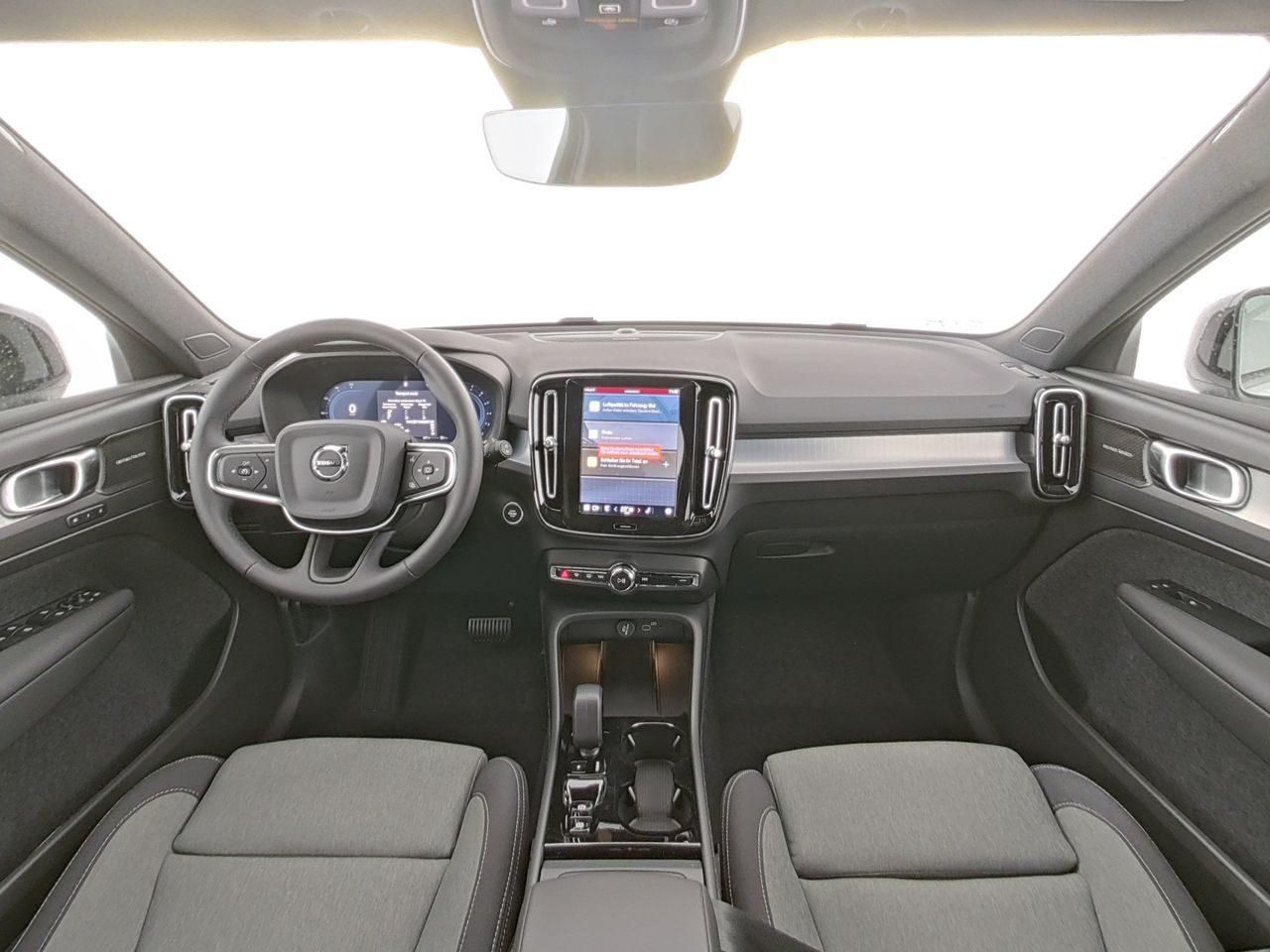Fahrzeugabbildung Volvo XC40 Plus Dark 2WD