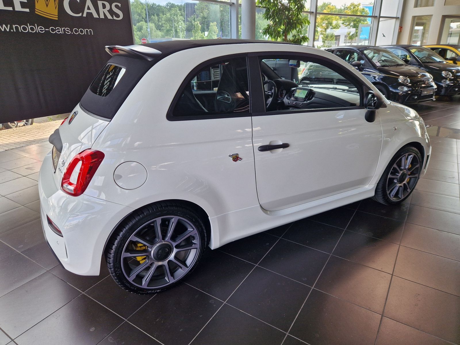 Fahrzeugabbildung Abarth 695C Turismo BEATS NAVI LEDER
