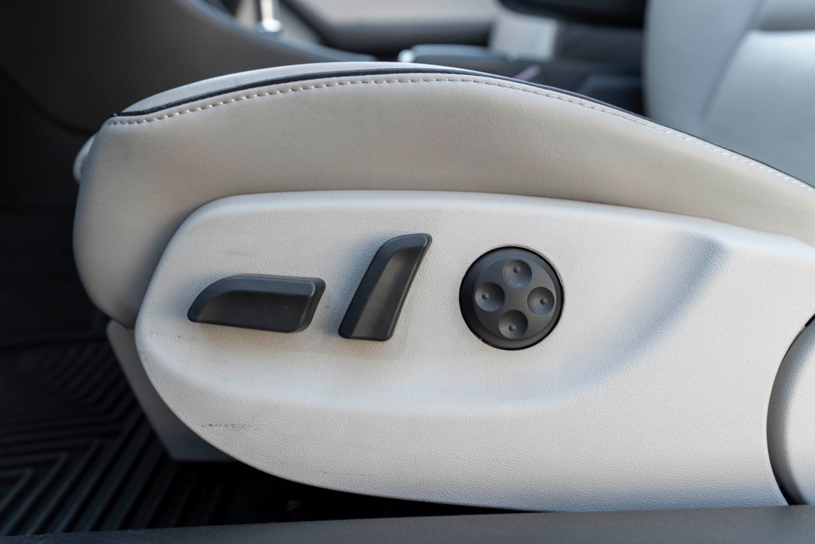 Fahrzeugabbildung Audi S4 Cabriolet 4.2 quattro TEMPOMAT M+S LEDER