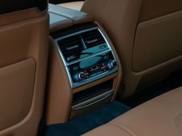 Fahrzeugabbildung BMW 730d xDr LED ACC HUD HI-FI DAB Kamera 360°