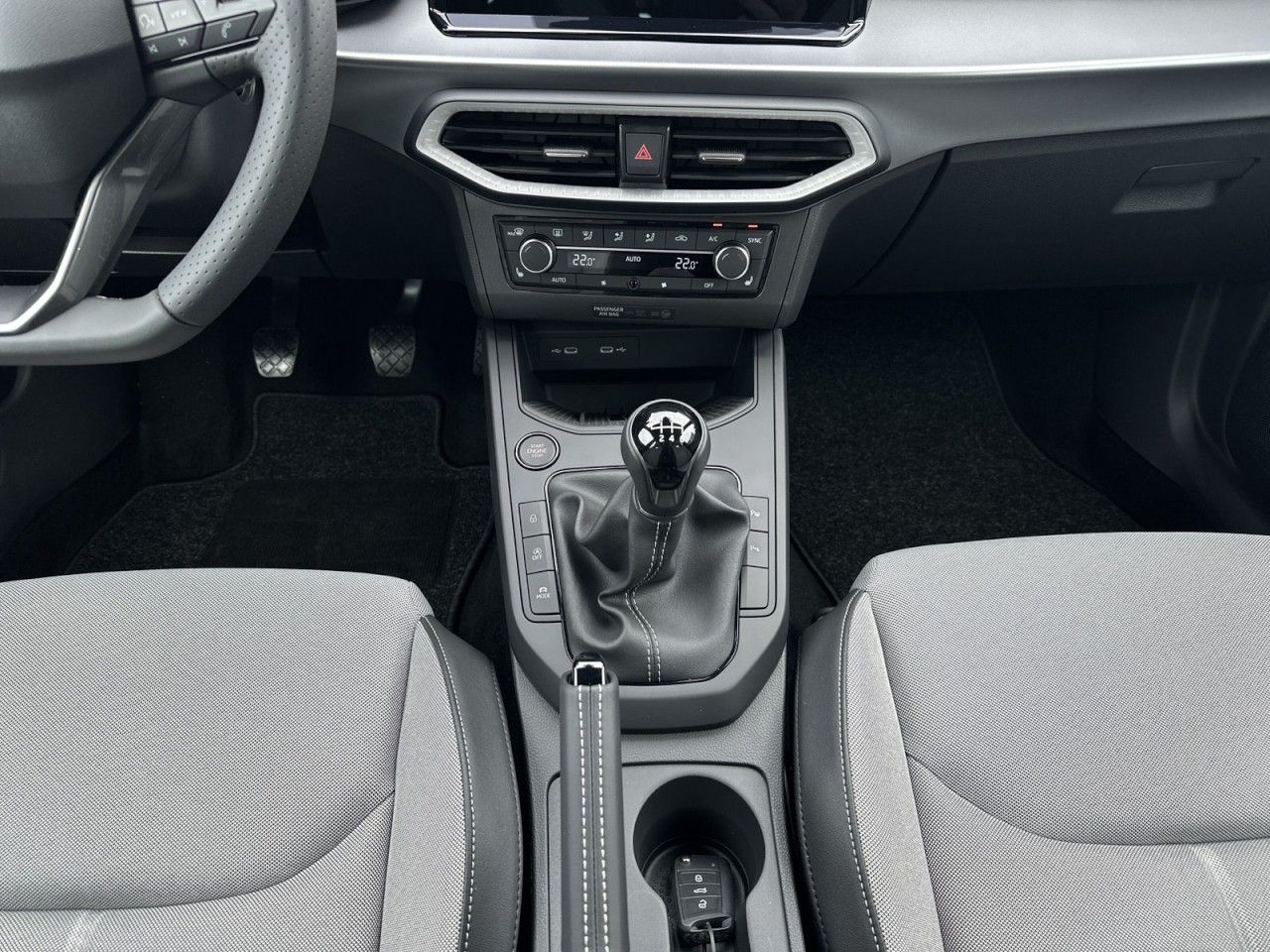 Fahrzeugabbildung SEAT Arona FR 1.0 TSI 116 PS 6-Gang - mit KI generiert/bearbeitet
