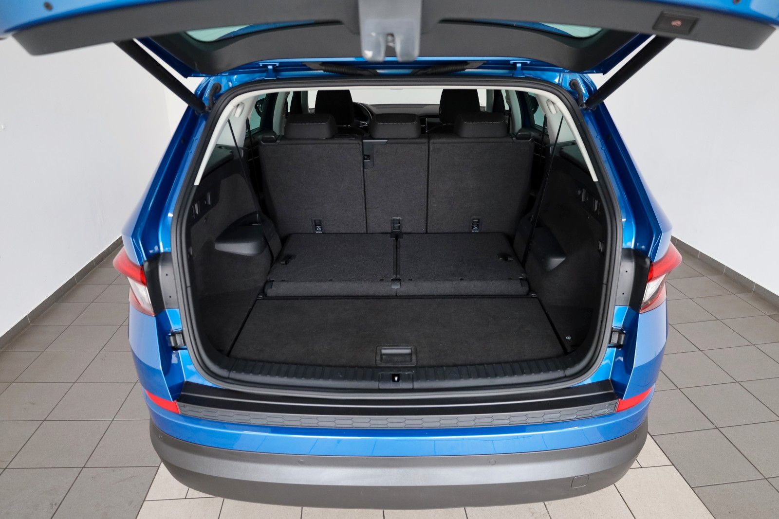 Fahrzeugabbildung SKODA Kodiaq Drive 125 4x4 7 Si,Navi,LED,ACC,AHK,SR+WR