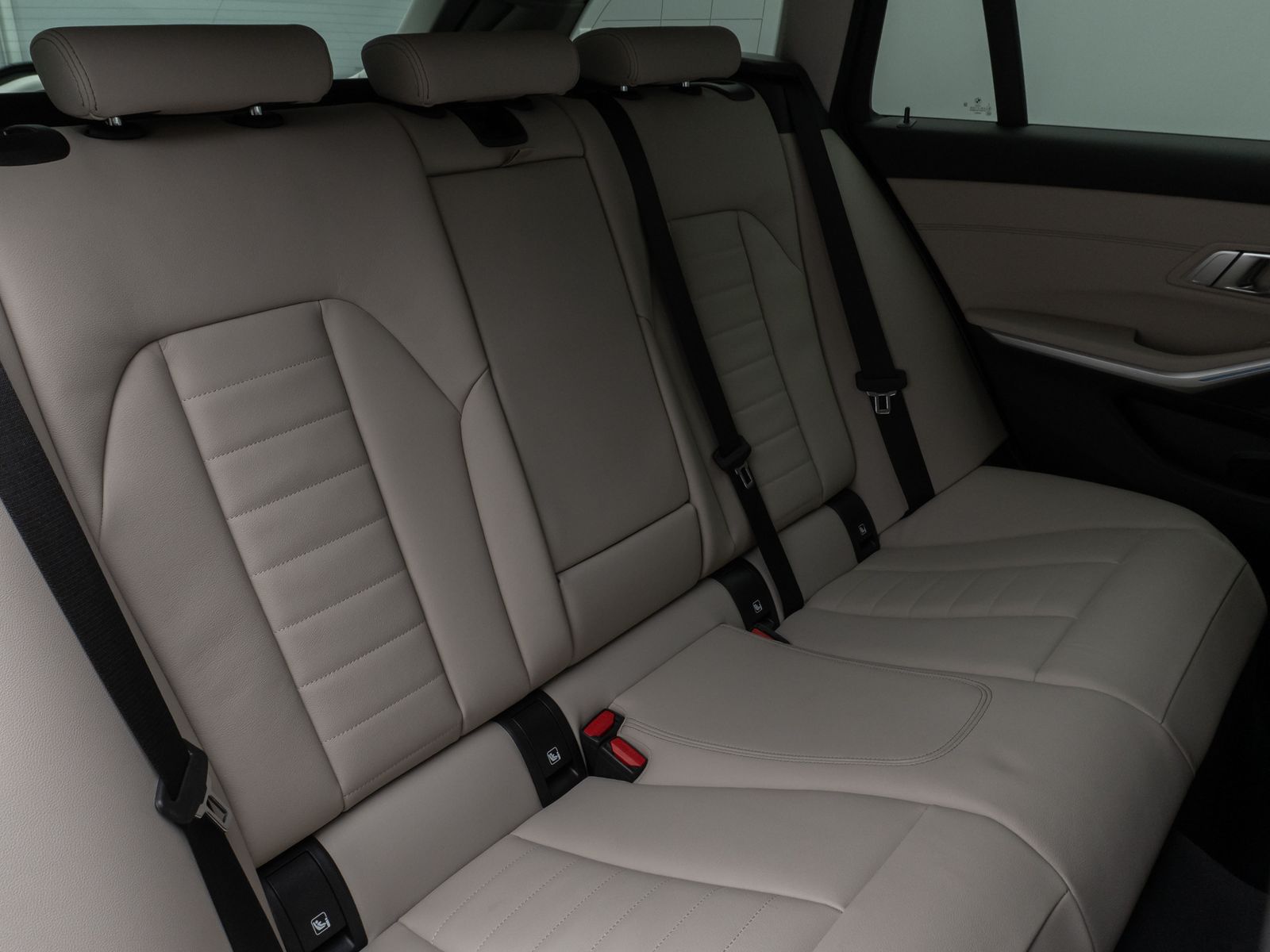 Fahrzeugabbildung BMW 330e xD Kamera HUD DAB HiFi Stop&Go AHK Sport