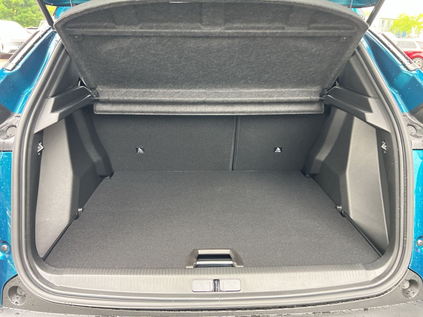 Fahrzeugabbildung Peugeot 2008 GT HYBRID 145 e-DSC6 El. Panodach Navi ACC