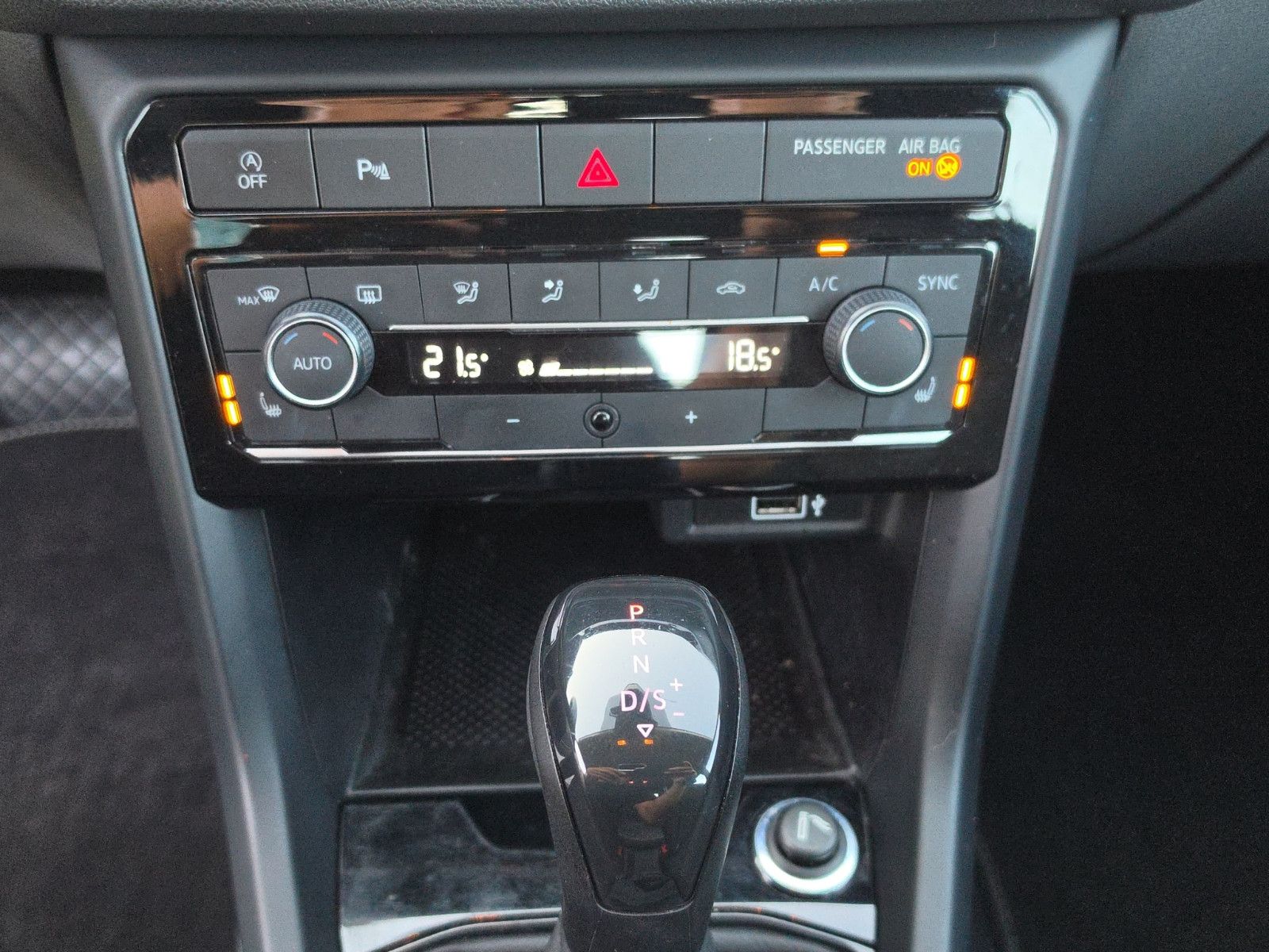 Fahrzeugabbildung Volkswagen T-Cross Life AUS 1.HAND AUTOMATIK NAVI PDC
