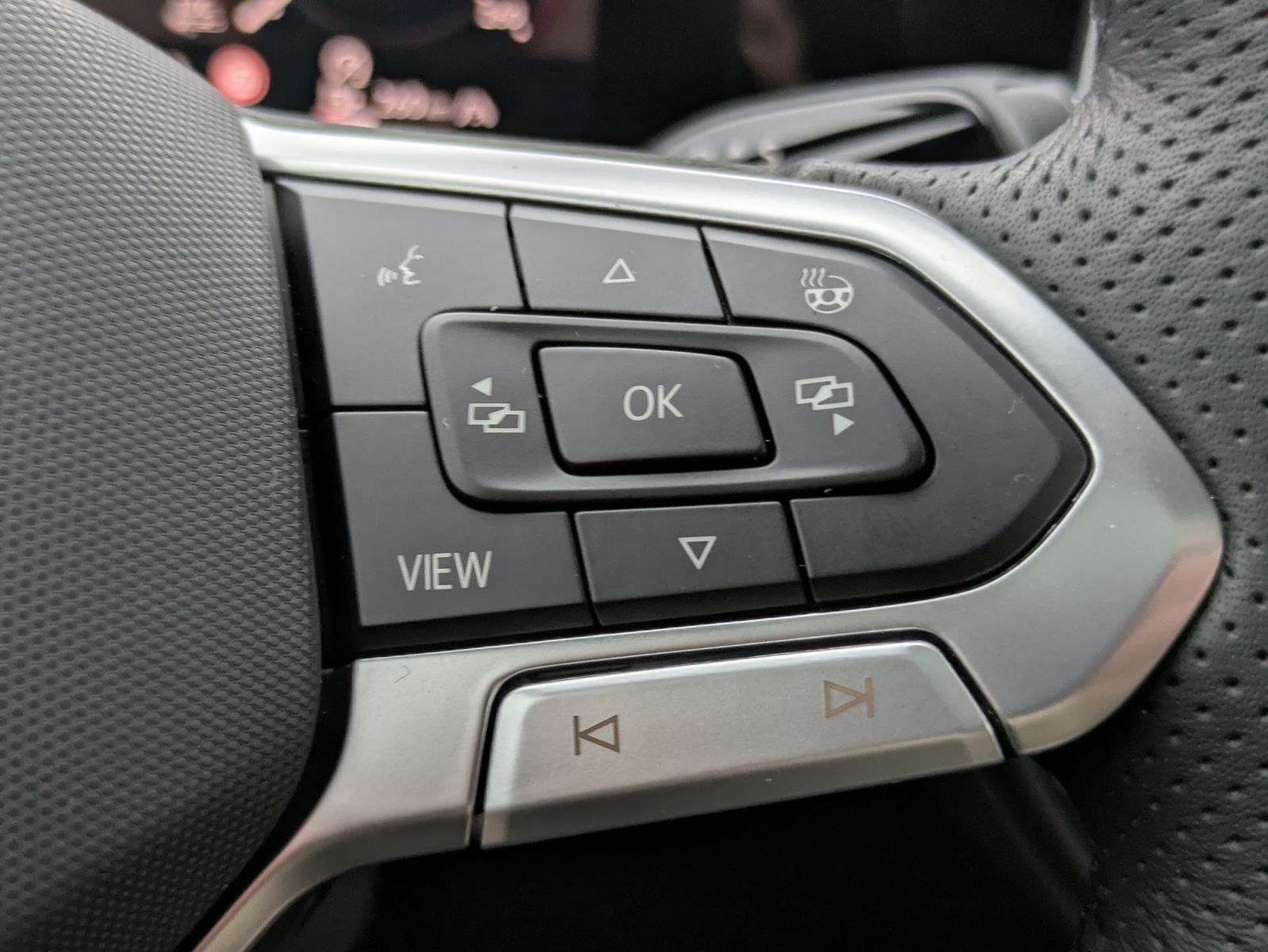 Fahrzeugabbildung Volkswagen Tayron 2.0 TDI 4M R-Line 7Si*MATRIX*AHK*PANO*HUD