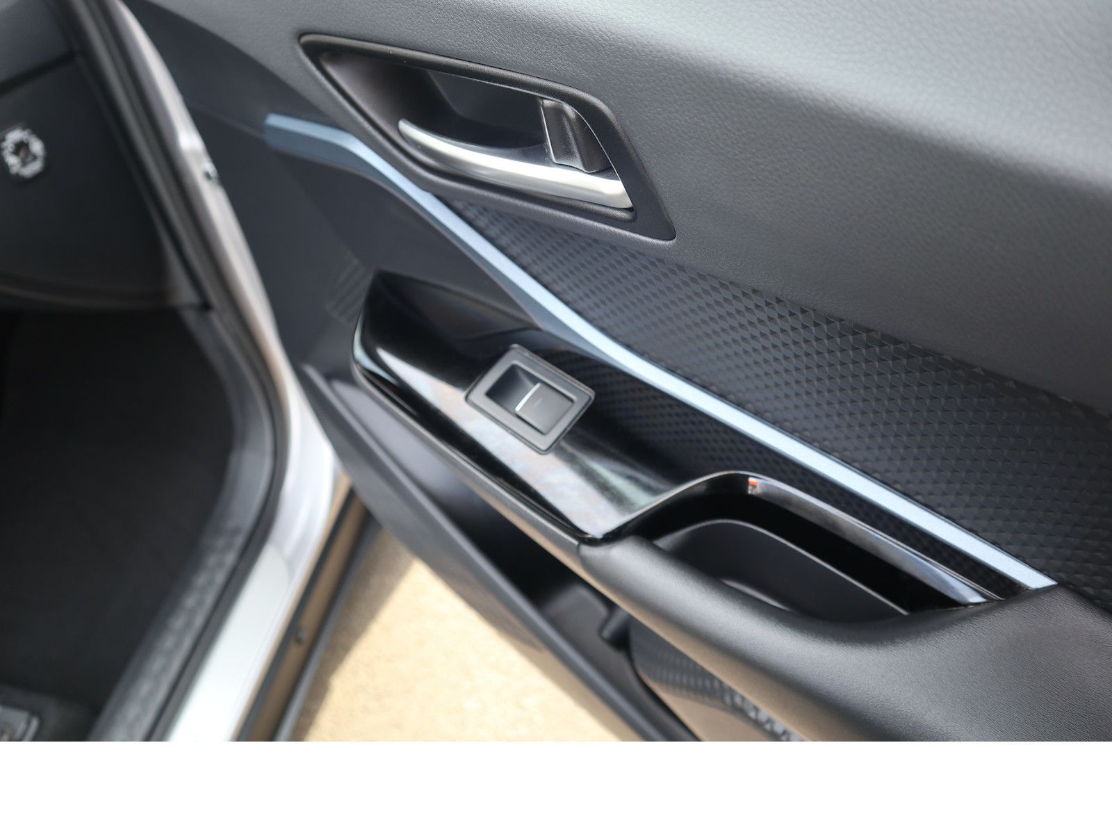 Fahrzeugabbildung Toyota C-HR Hybrid Team D Totwink/SHZ/Scheckheftgepfleg