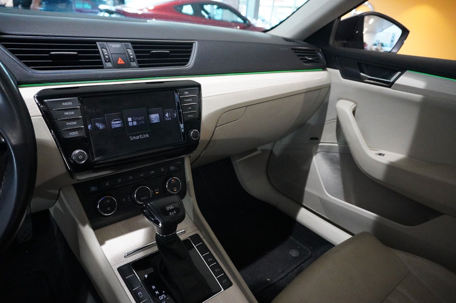 Fahrzeugabbildung SKODA Superb Lim. 2.0 TSI L&K 4X4 DSG NAVI/KAMERA/AHK