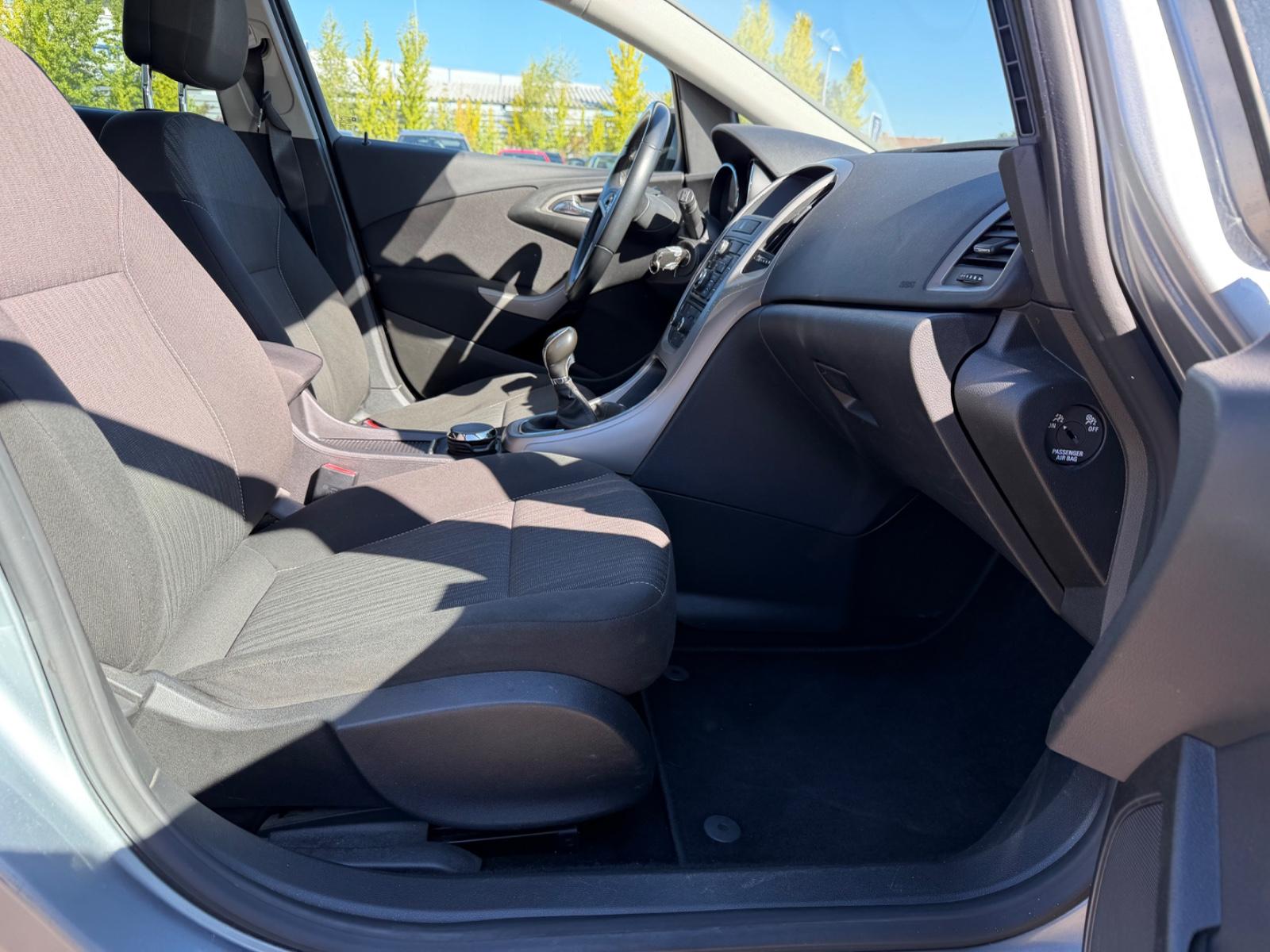 Opel Astra 2011 — photo 13