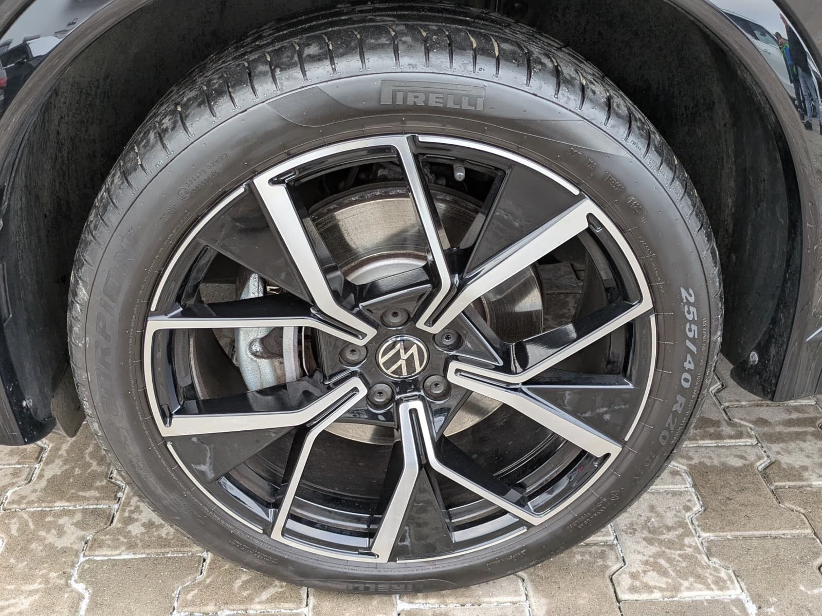Fahrzeugabbildung Volkswagen Tiguan 2.0 TDI 4M R-Line PANO*H&K*AHK*MATRIX*20"