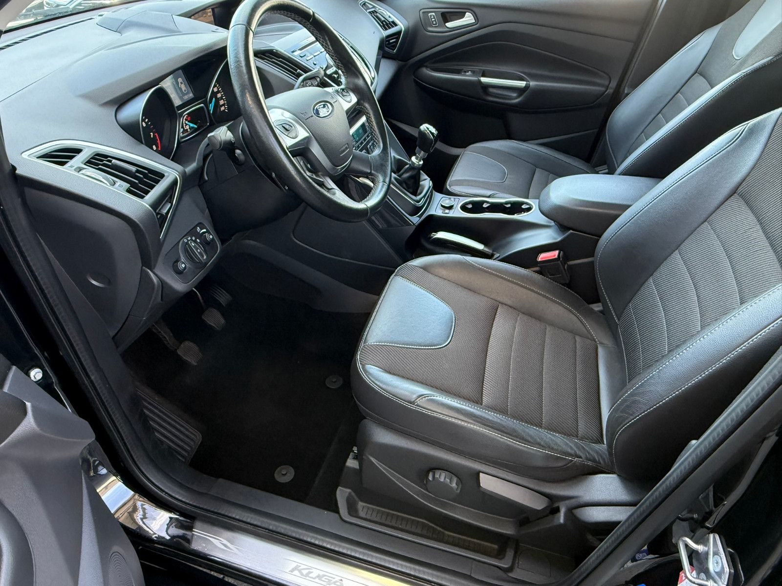 Fahrzeugabbildung Ford Kuga Individual KLIMAAUTO SITZHEIZUNG AHK