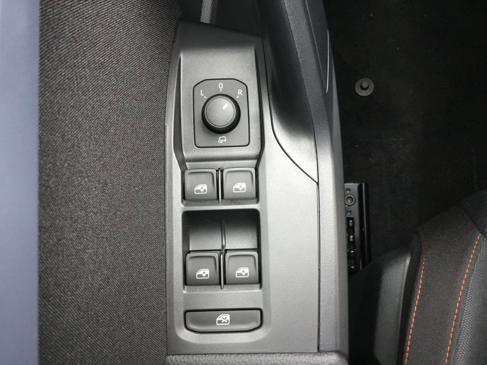 Fahrzeugabbildung SEAT Arona FR 1.5 TSI DSG+AHK+ACC+17"+Navi+Kamera