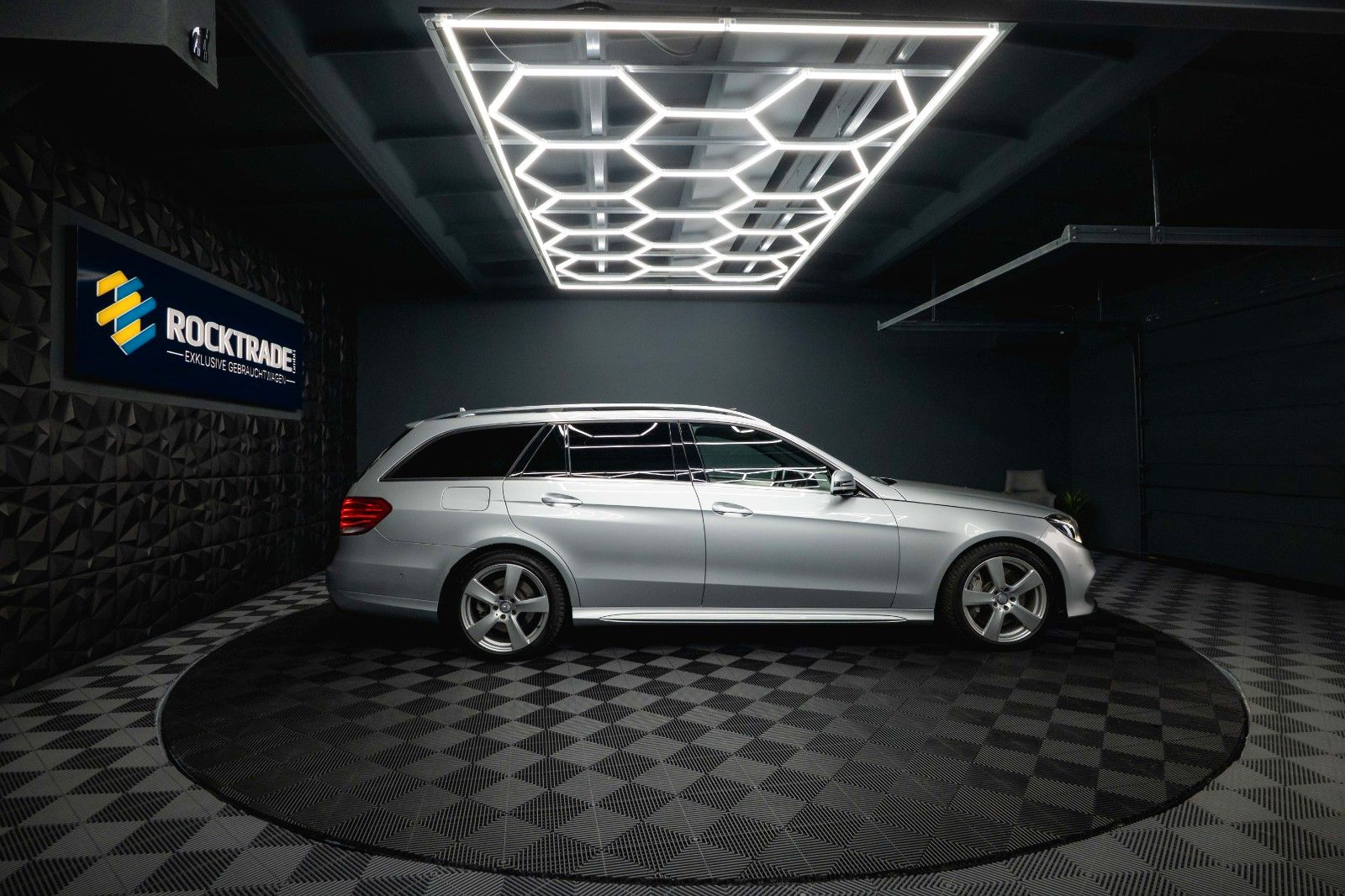 Fahrzeugabbildung Mercedes-Benz E 500 V8 CGI AMG Sport *Airmatic*Pano*ACC*H&K*