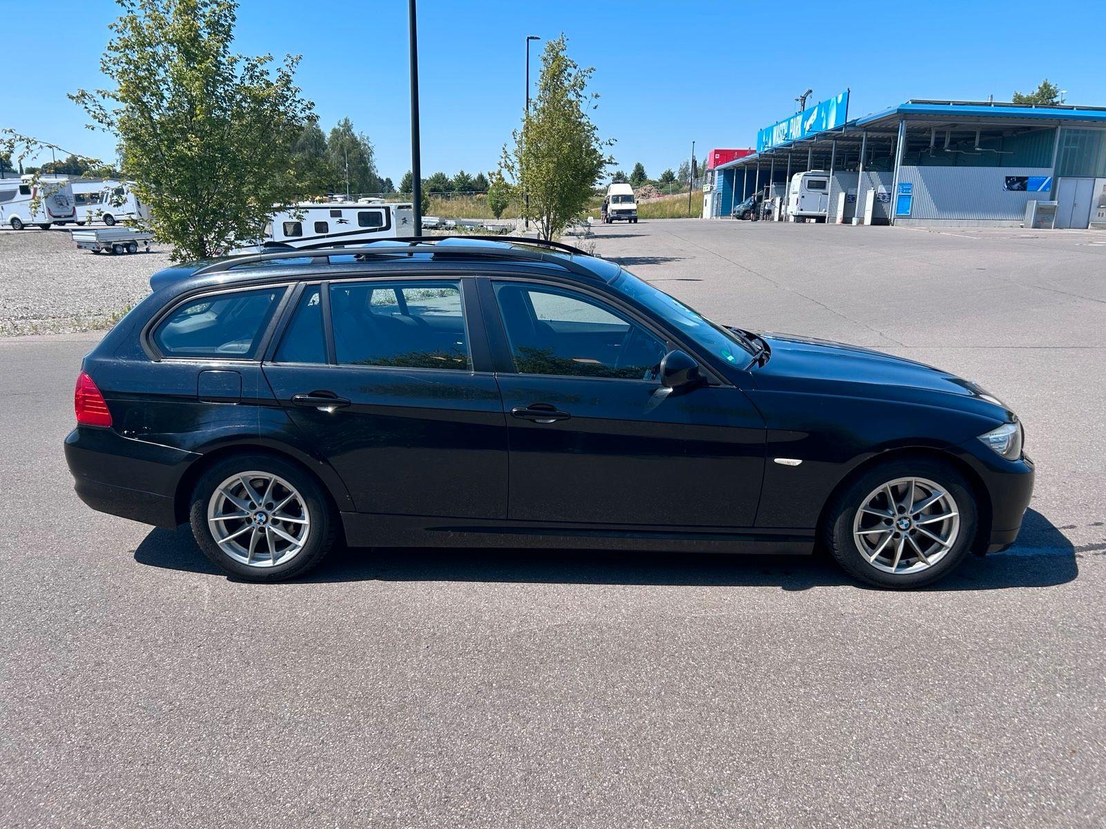 BMW 320 2010 — interior