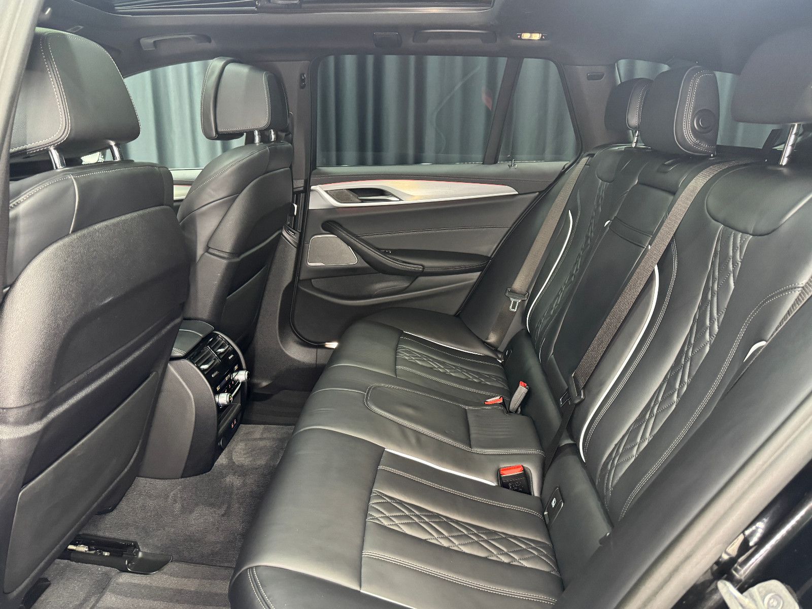 Fahrzeugabbildung ALPINA B5 4.4 Touring|LASER|PANO|HEAD-UP|VOLL