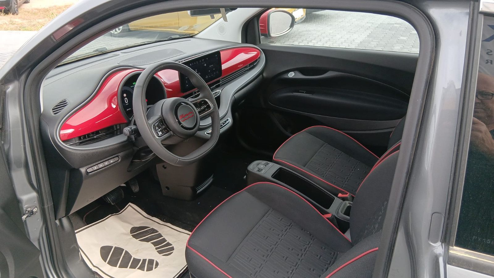 Fiat 500e Red, Schnellladefunktion 50 kW (DC) imagem 3