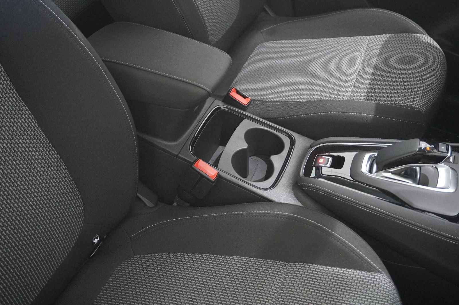 Fahrzeugabbildung Opel Grandland (X) 1.6T EDITION HYBRID NAVI/LED/VIRT.