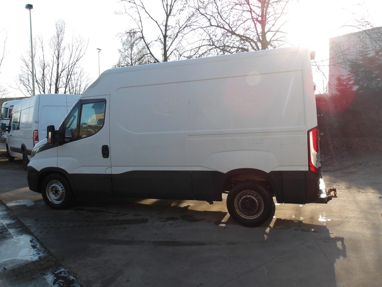 Iveco Daily 35S18 MOTOR UND DACHSCHADEN
