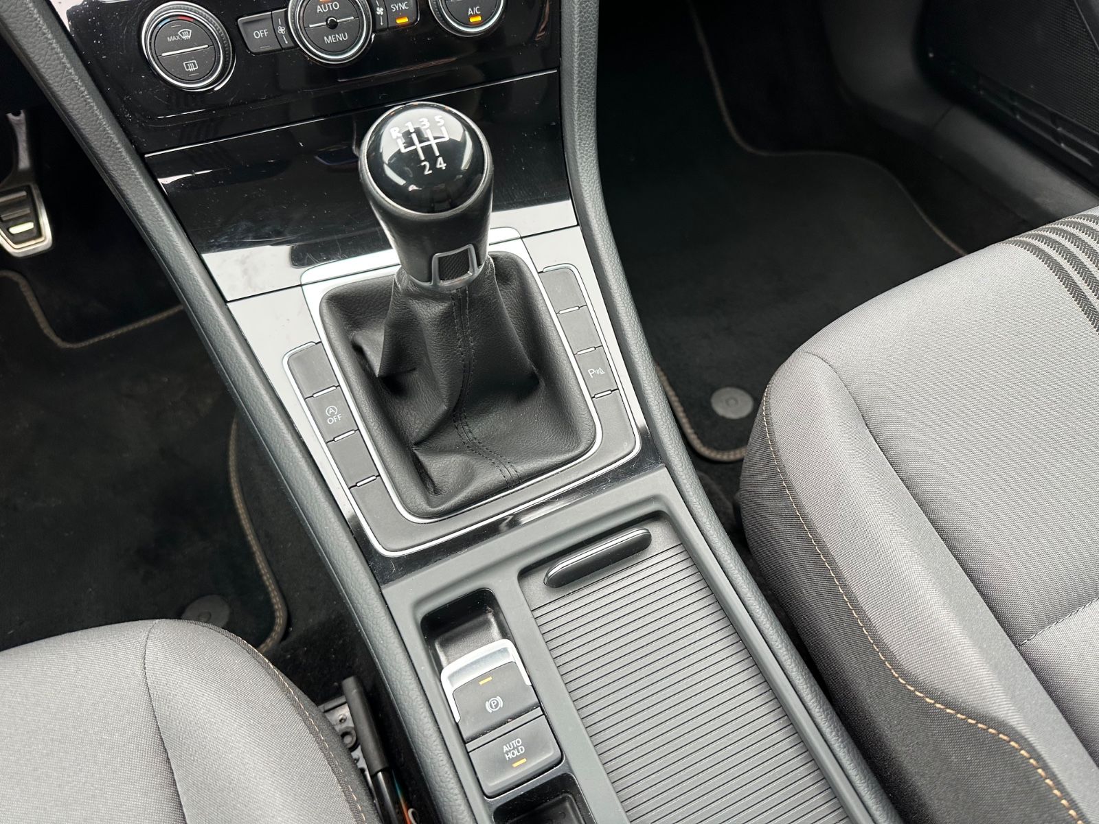 Fahrzeugabbildung Volkswagen Golf VII 1.6 TDI Allstar AHK/BiXenon/BT/GJR