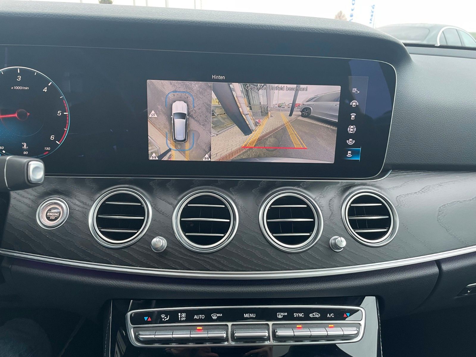 Fahrzeugabbildung Mercedes-Benz E 220 d T Pano+Ambiente+Distr+360°+Comand+DAB