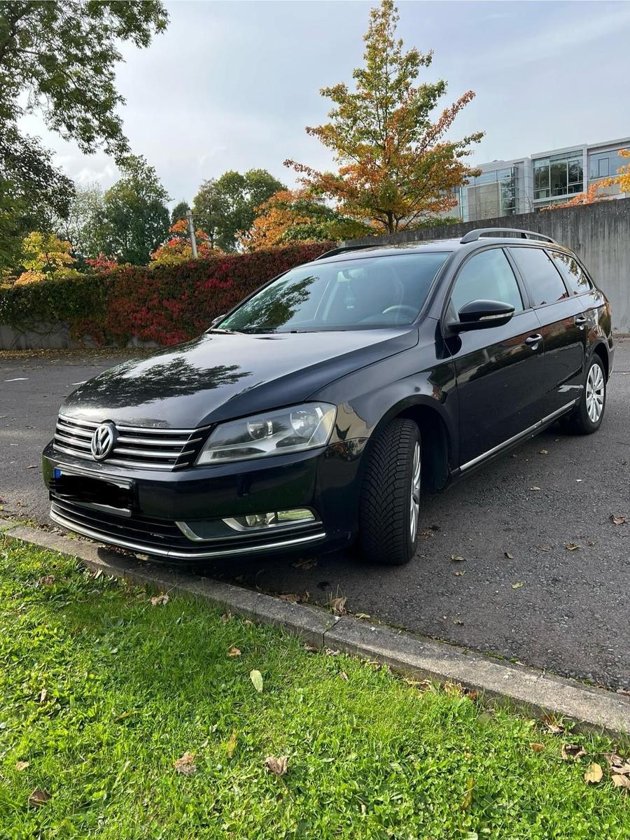 Volkswagen Passat 2011 — rear view