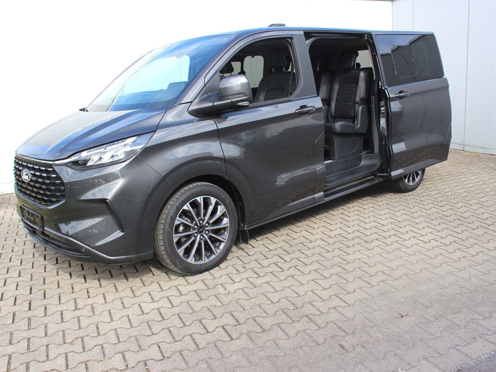 Fahrzeugabbildung Ford Tourneo Custom 320 L1 Tourneo Titanium X AWD