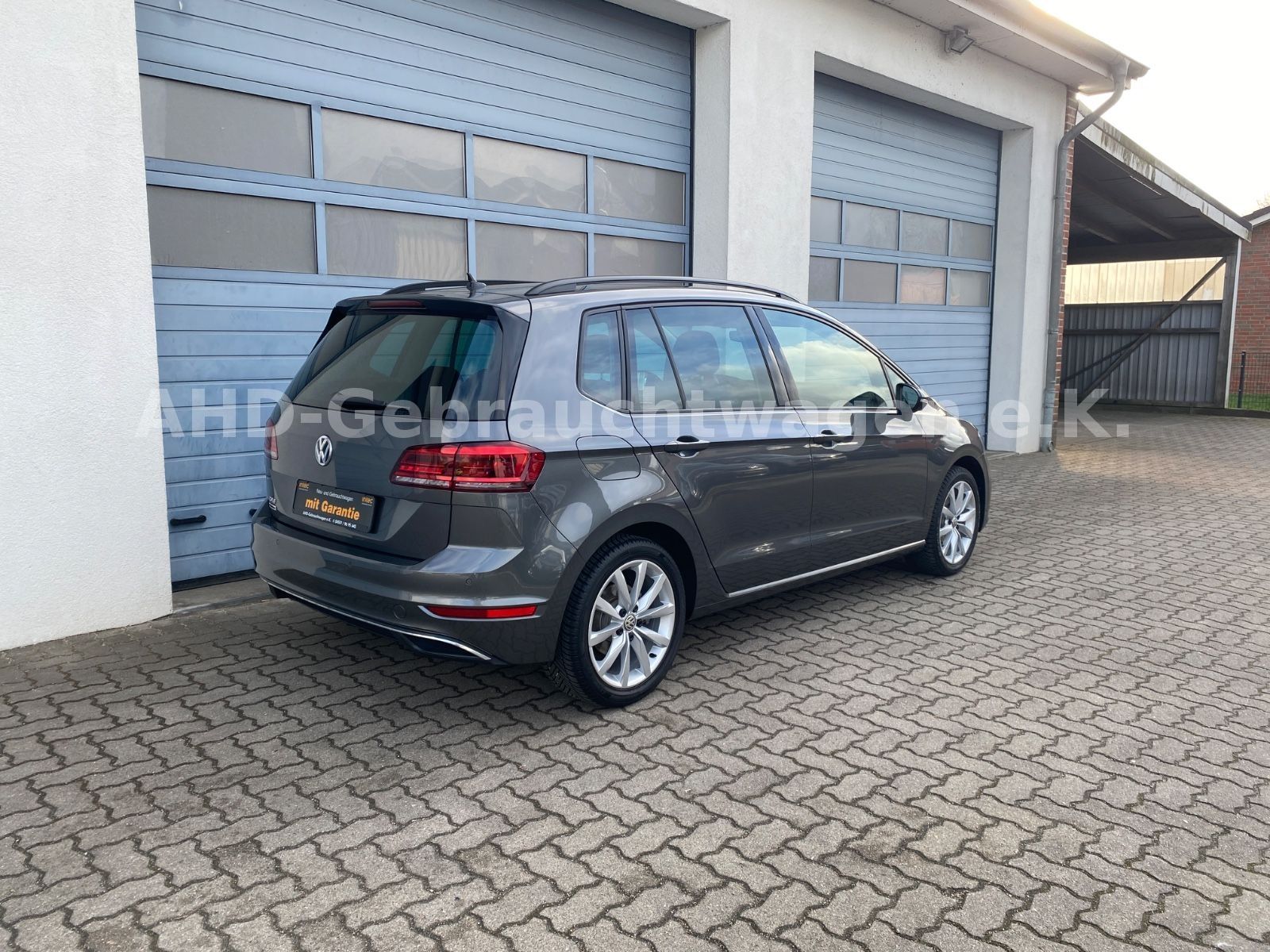 Fahrzeugabbildung Volkswagen Golf Sportsvan VII 1.5 TSI LED Navi PDC Kamera
