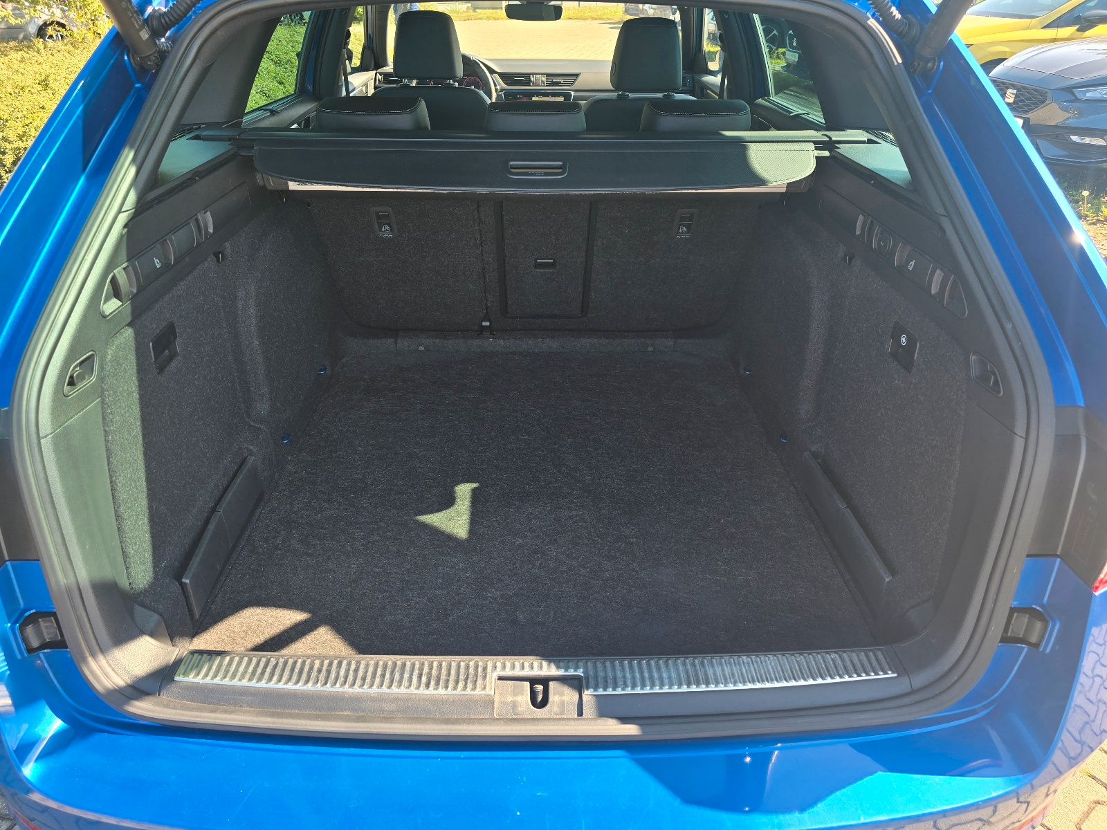 Fahrzeugabbildung SKODA Superb Combi Sportline 4x4 Matrix Navi ACC DCC 4