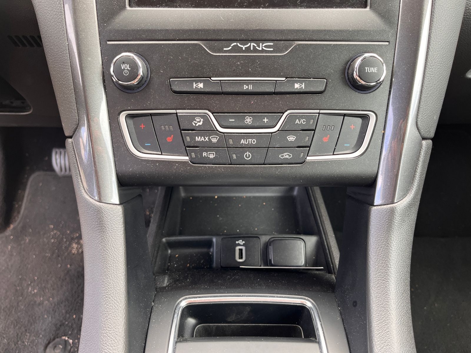 Fahrzeugabbildung Ford Mondeo Turnier Titanium NAV SHZ PDC 17"