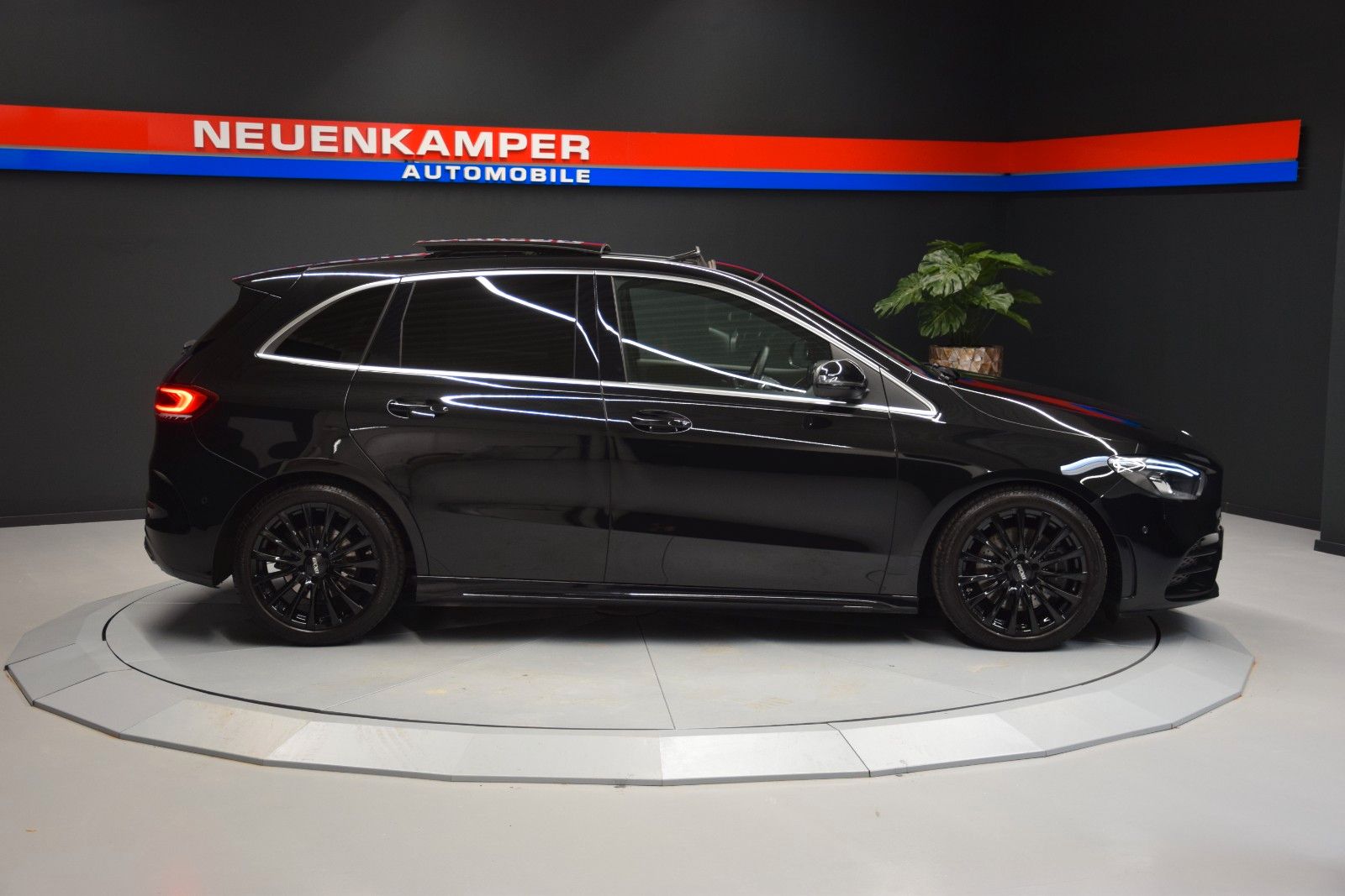 Fahrzeugabbildung Mercedes-Benz B 220 4Matic AMG-Line Pano LED Kamera Tempomat