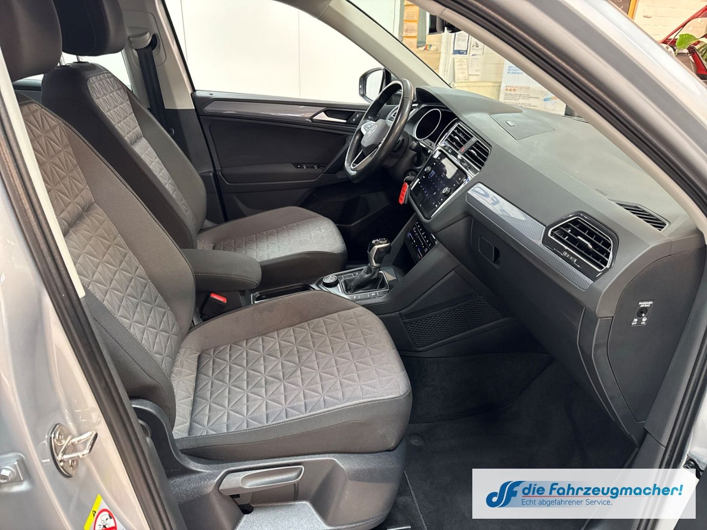 Fahrzeugabbildung Volkswagen Tiguan Life 4Motion StandHZG AHK-klappbar Navi L