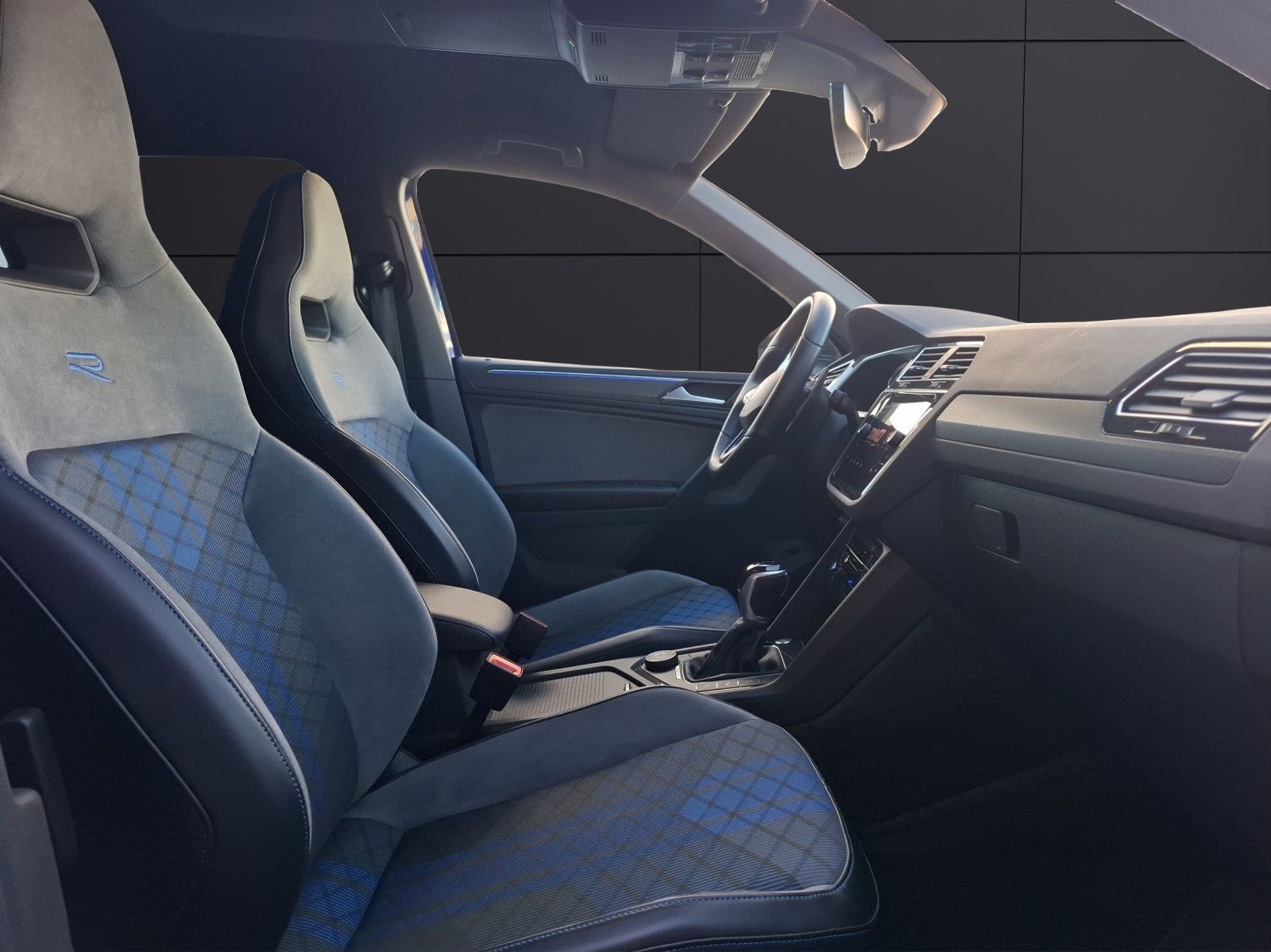 Fahrzeugabbildung Volkswagen Tiguan R DSG 4M Matrix AHK Navi AID ACC RFK SH 2