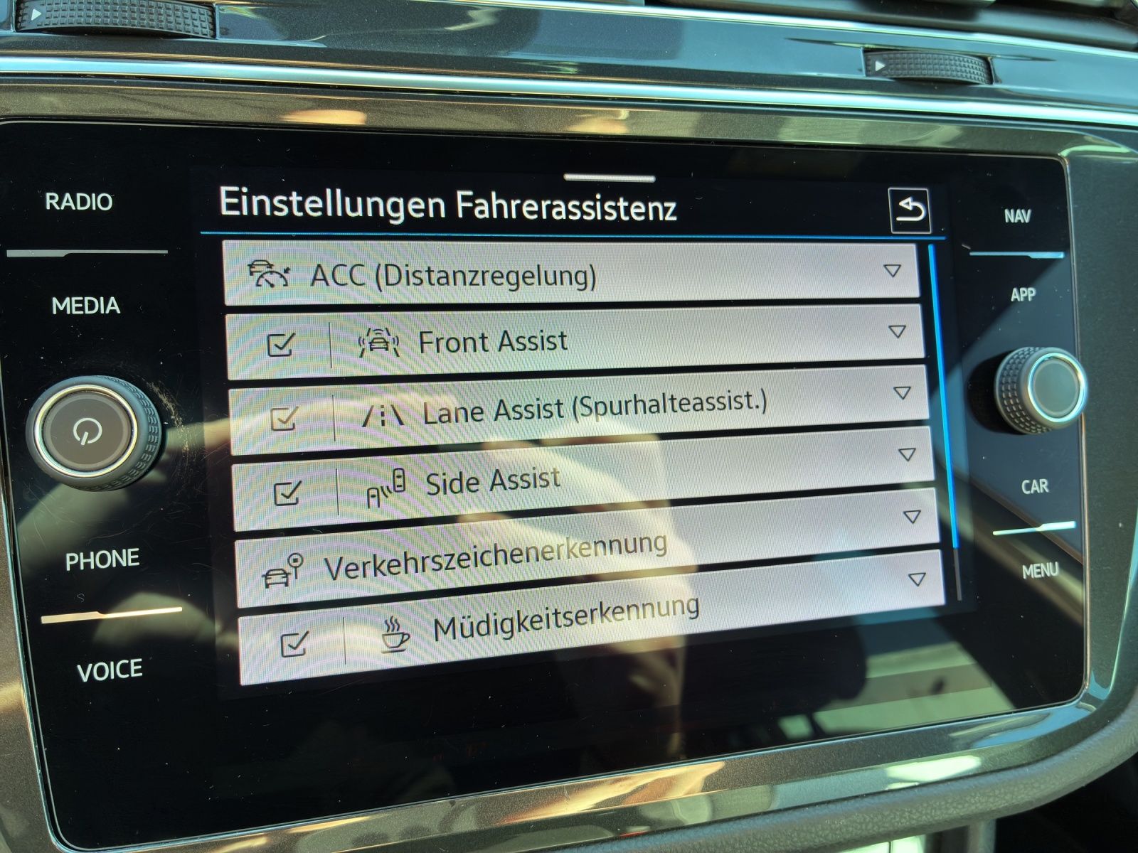 Fahrzeugabbildung Volkswagen Tiguan TDI R-Line DSG 4M Matrix Navi AID ACC RFK