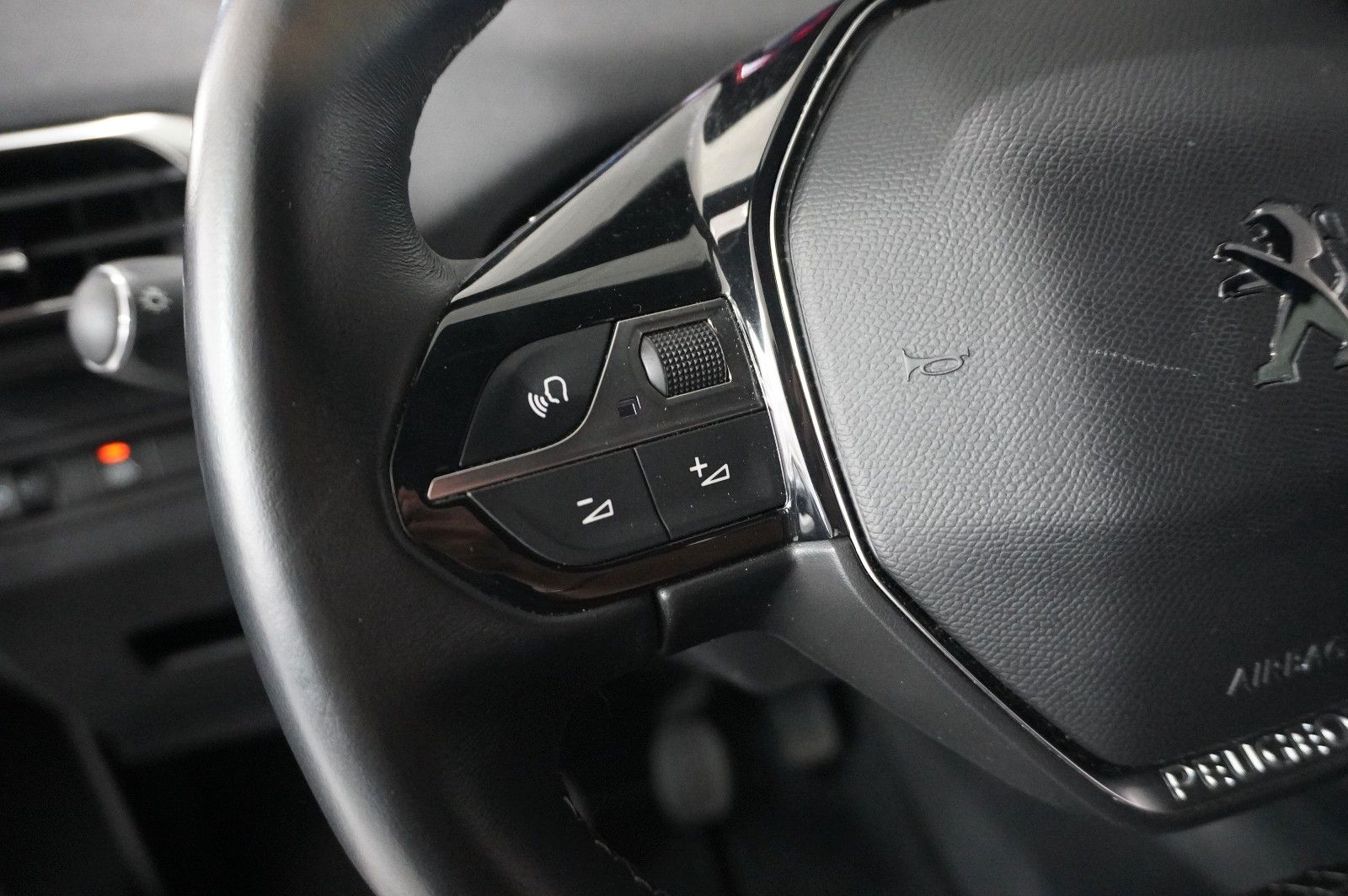 Fahrzeugabbildung Peugeot 3008 1.2T ALLURE PACK NAVI/LED/KAMERA/SPORT/DAB+