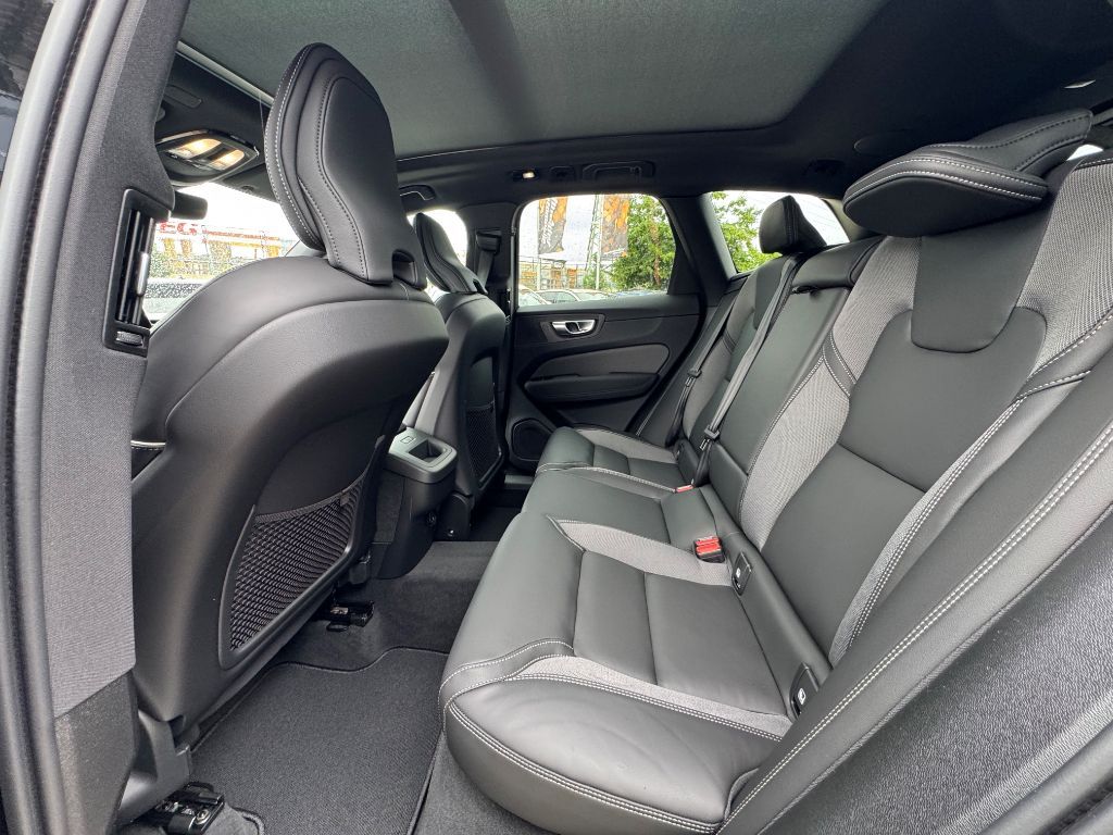 Fahrzeugabbildung Volvo XC60 B5 B AWD Plus Black Edition+Pano+LichtPak