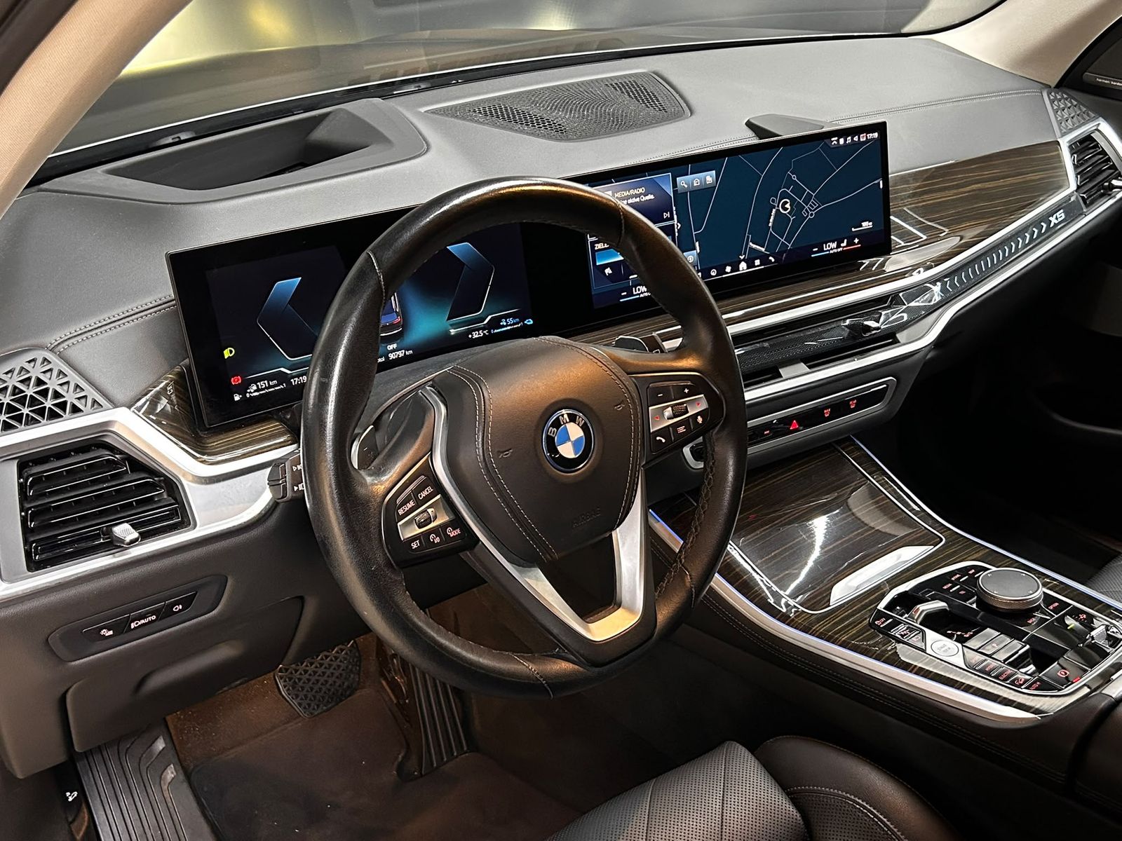 Fahrzeugabbildung BMW X5 50 e xDr PANO+MEMO+LUFT+LED+HEAD+H&K+AHK+360+