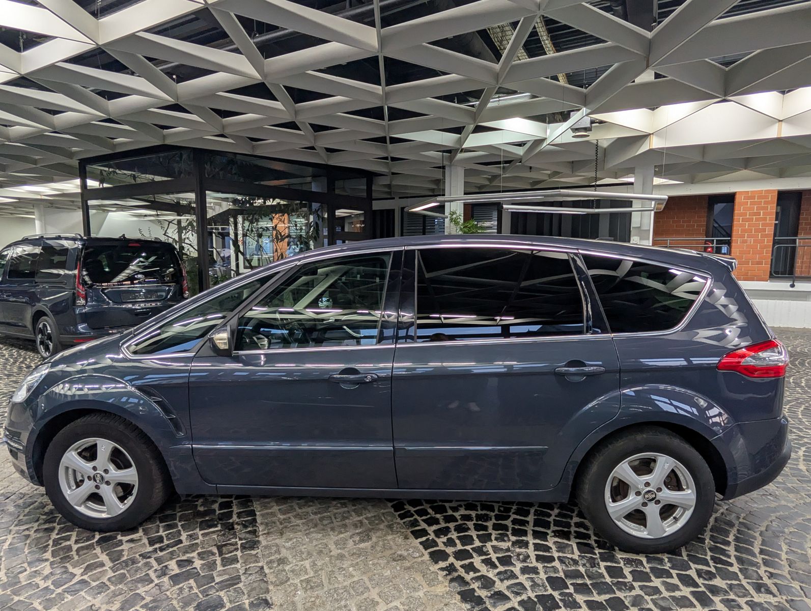 Fahrzeugabbildung Ford S-MAX Titanium SHZ*PDC*TEMP*NAVI*7 SITZER