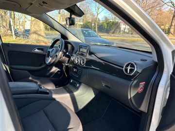 Fahrzeugabbildung Mercedes-Benz B 180 CDI SportsTourer*Tempomat*Navi*Bi-Xenon*
