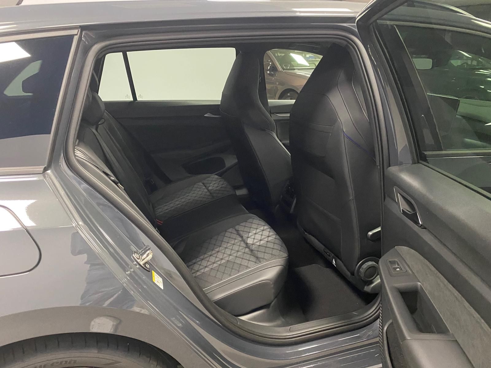 Fahrzeugabbildung Volkswagen Variant 2.0 TDI DSG R-Line BLACKSTY+MATRIX+5JGAR