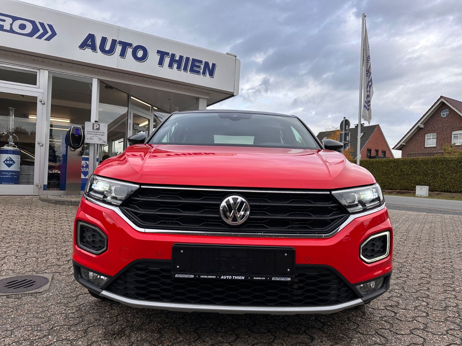 Fahrzeugabbildung Volkswagen T-Roc Sport 2.0 TSI 4Motion DSG LED/ACC/PDC/SHZ