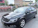 Volkswagen PASSAT 2.0 TDI HIGHLINE+ALCANTARA+PDC+SHZ+ - Volkswagen Passat aus 2012 mit Diesel-Antrieb: Limousine